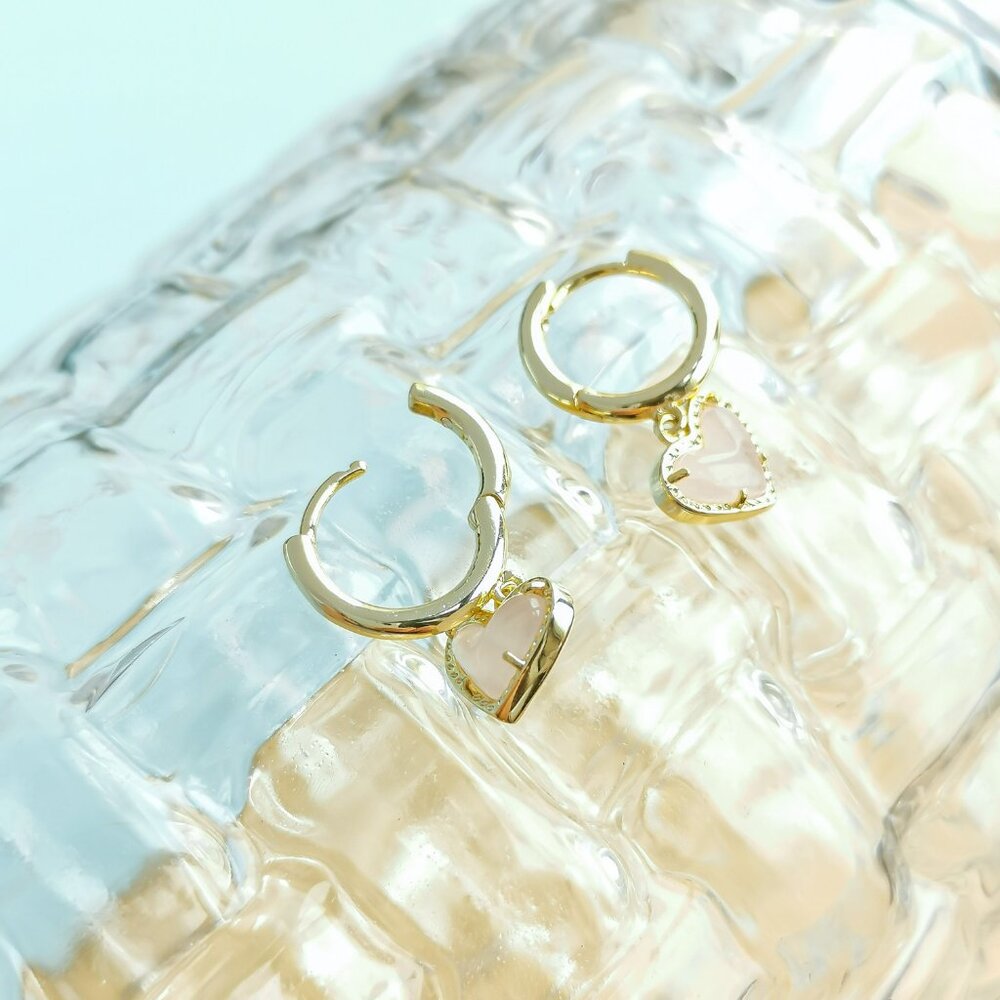 Kendra Scott Huggie Earrings - Ari Heart - Rose Quartz Gold - Picture 3 of 3